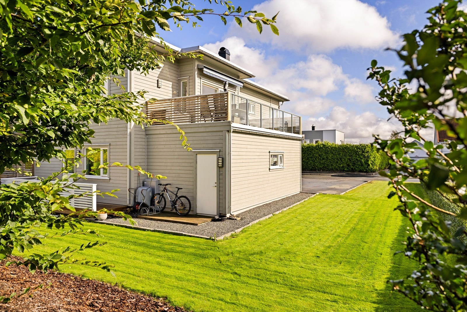 Tomten er per definisjon fellesareal, 19A benytter imidlertid halvdelen som naturlig tilfaller denne boligen. En lettstelt boltreplass for hele familien. Galleribilde