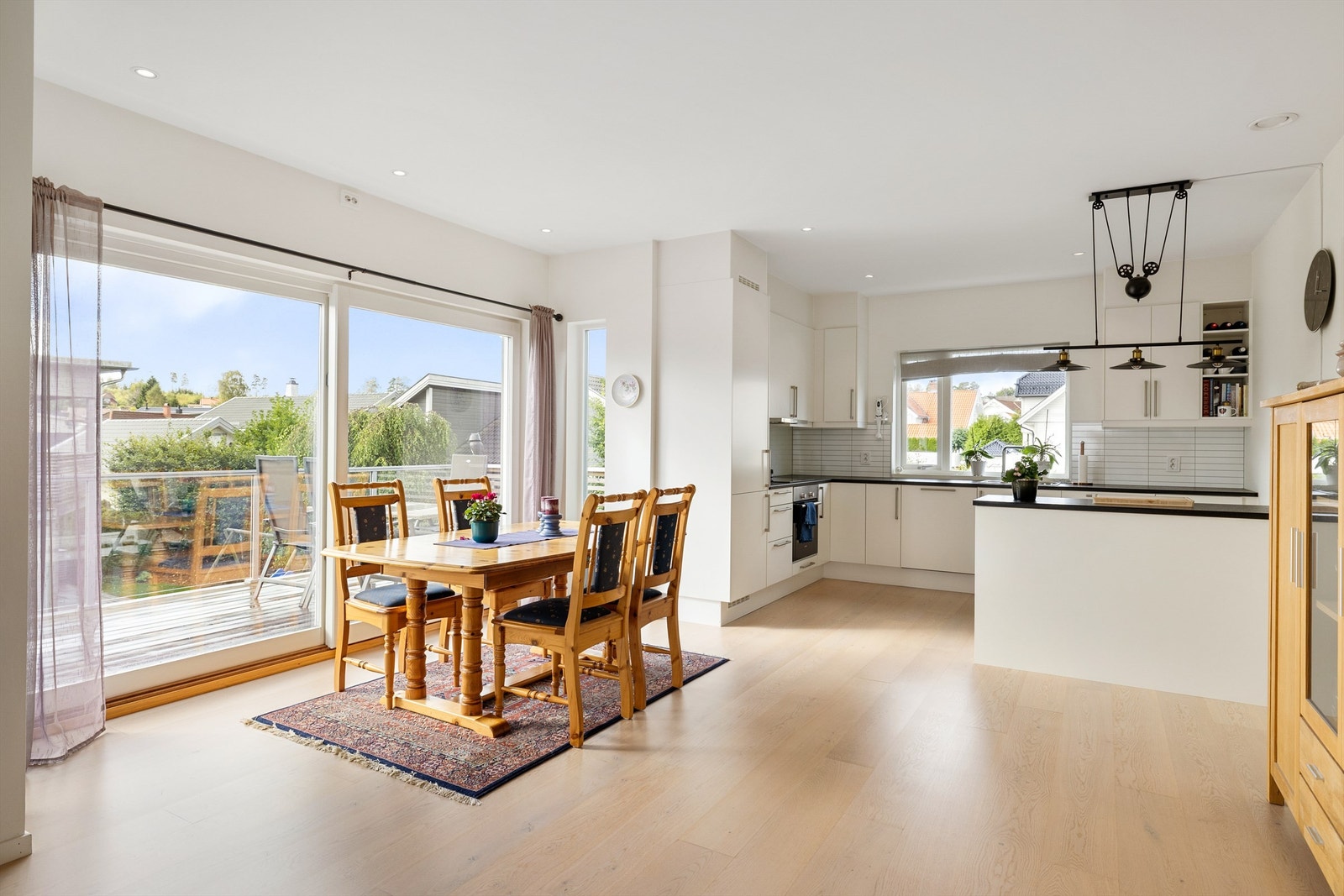 Et langstrakt spisebord til hverdagslige måltider og større anledninger har sin naturlige plass foran kjøkkenet. Måltidene kan også enkelt tas med ut til takaltanen. Galleribilde