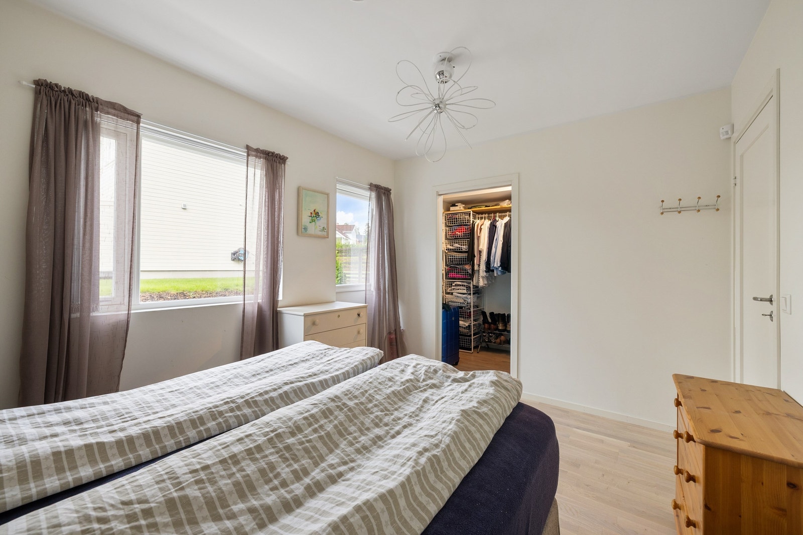 Hovedsoverommet har walk-in closet som lukkes av med skyvedør. Rommene er til sammen på nesten 15 kvm. Galleribilde