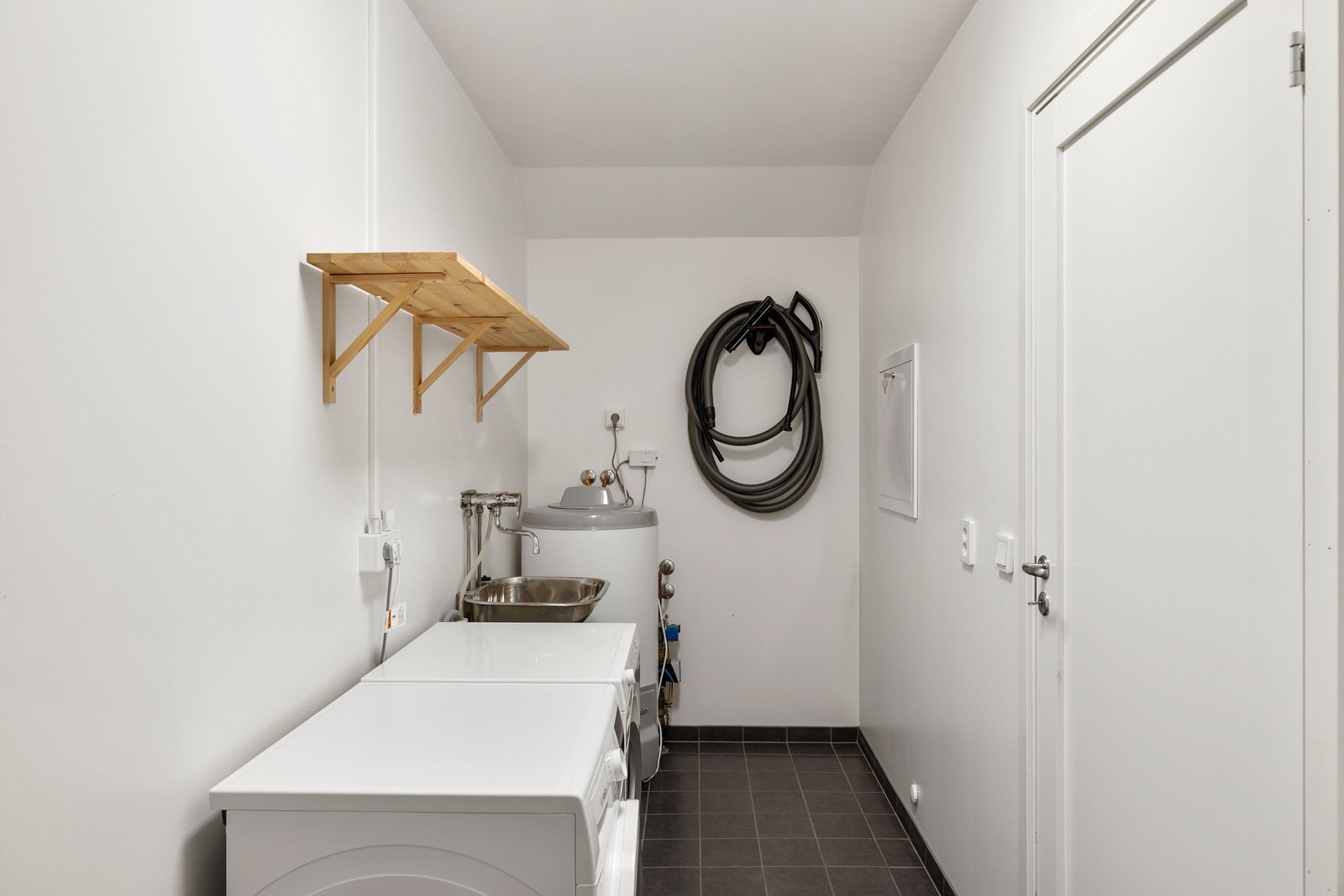 Vaskemaskin og tørketrommel har dedikert plass i teknisk rom i første etasje som også er tilrettelagt vaskeromsformål. Galleribilde