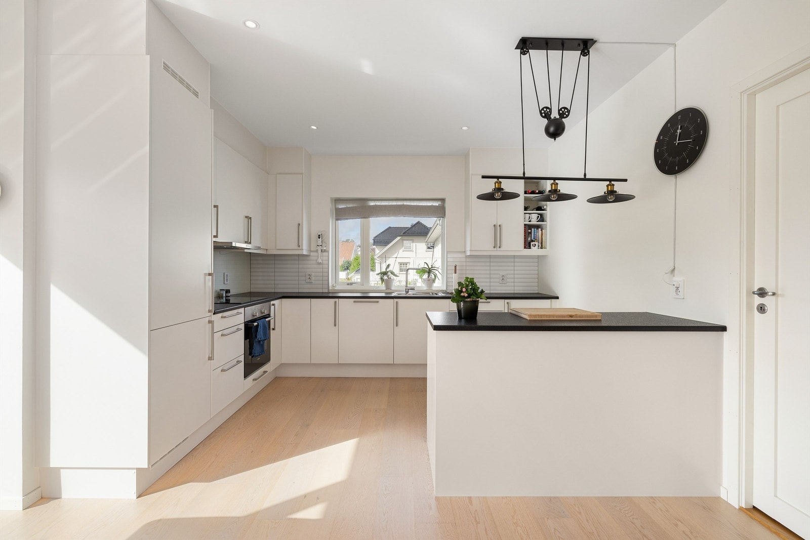 Kjøkkenet har kvalitetsinnredning fra Sigdal med alle hvitevarer integrert. Galleribilde