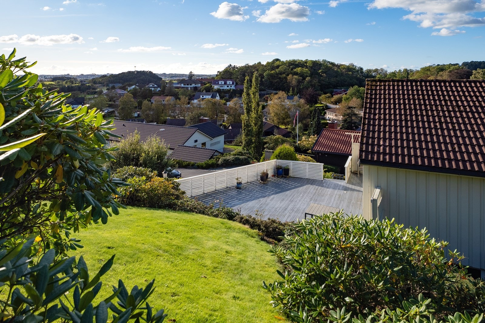 Herlig uteplass med adkomst videre til den velholdte hagen. Galleribilde
