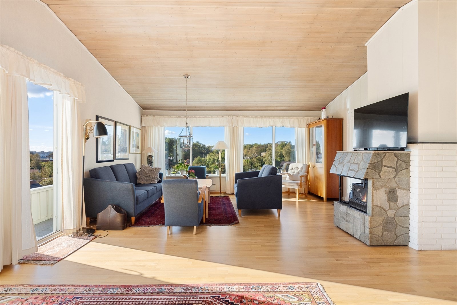 Boligen har en lys og romslig stue med god plass til møblering i flere soner. Galleribilde