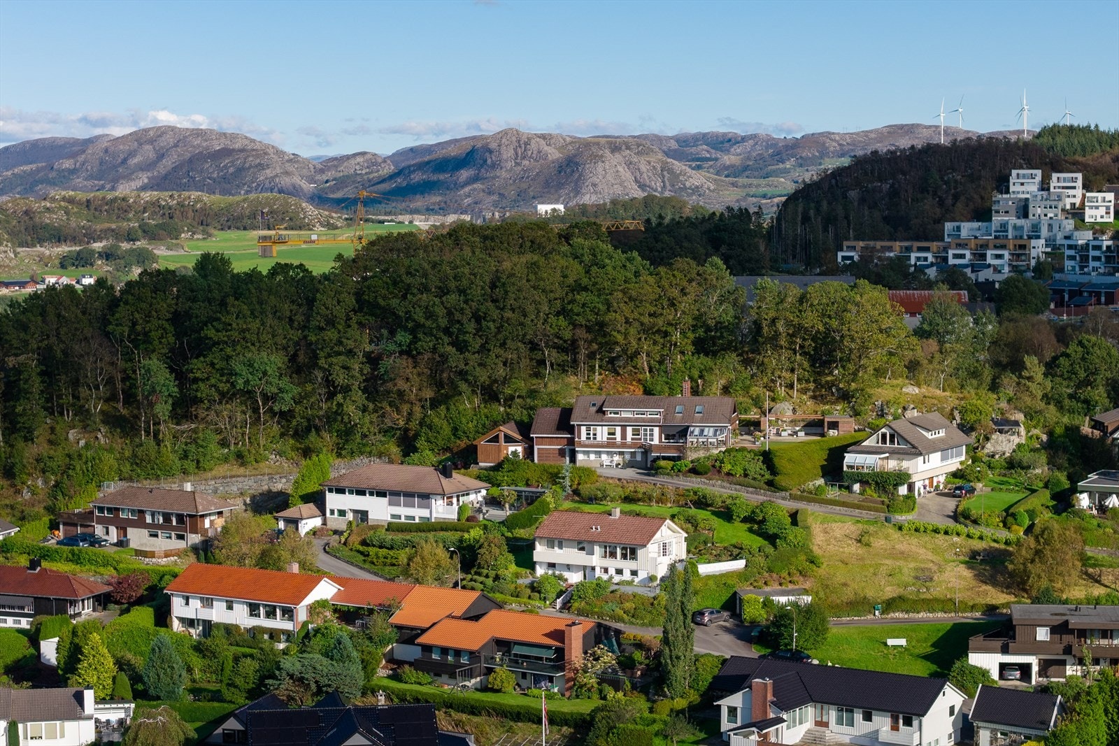 Her bor du i rolige omgivelser med kort vei til både dagligvarebutikker som Rema 1000 og Coop Extra, samt enkel adkomst til E39 og Sandnes sentrum. Galleribilde
