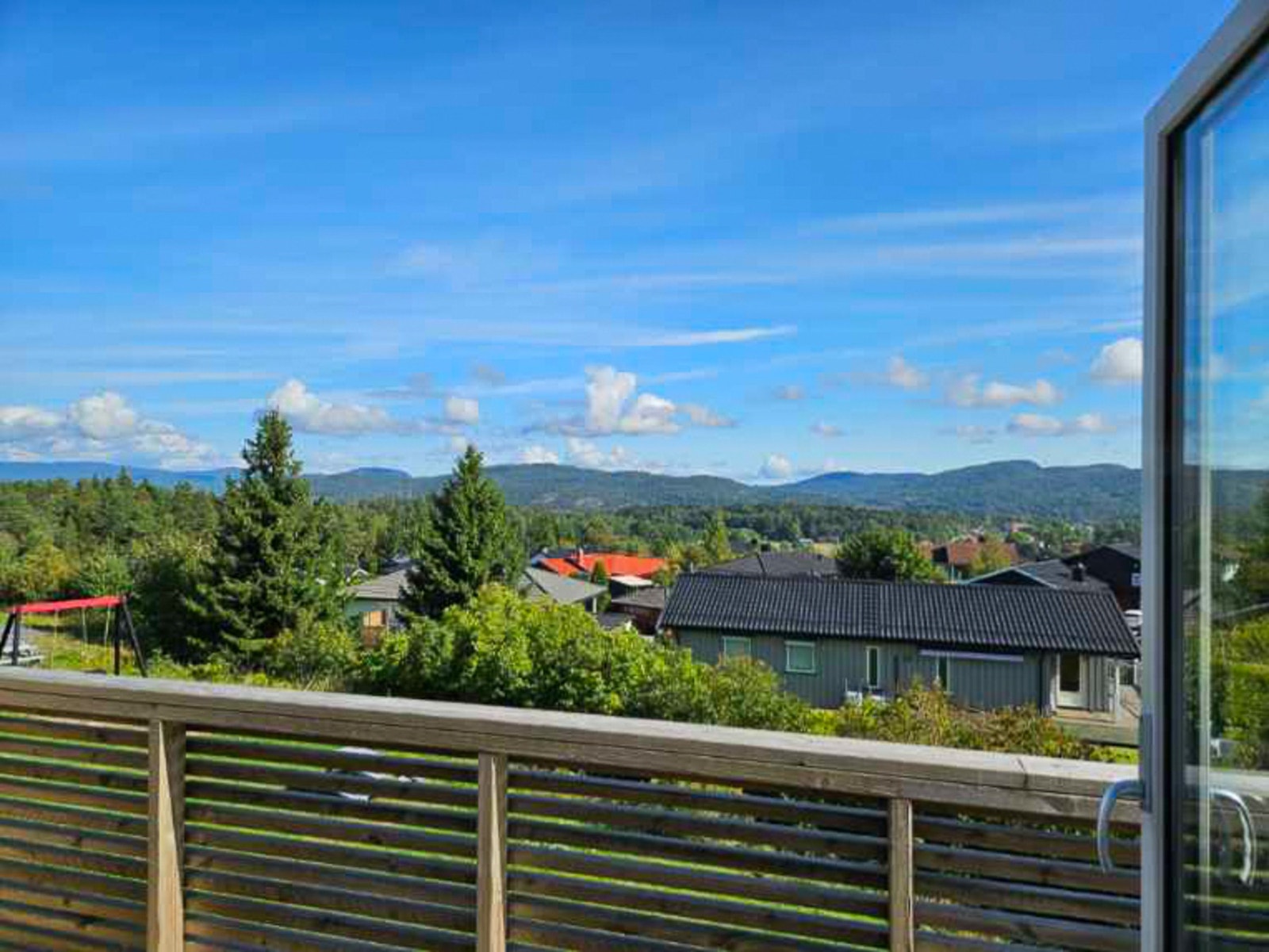 Sjekk utsikten fra balkongen, kjøkken og stue Galleribilde