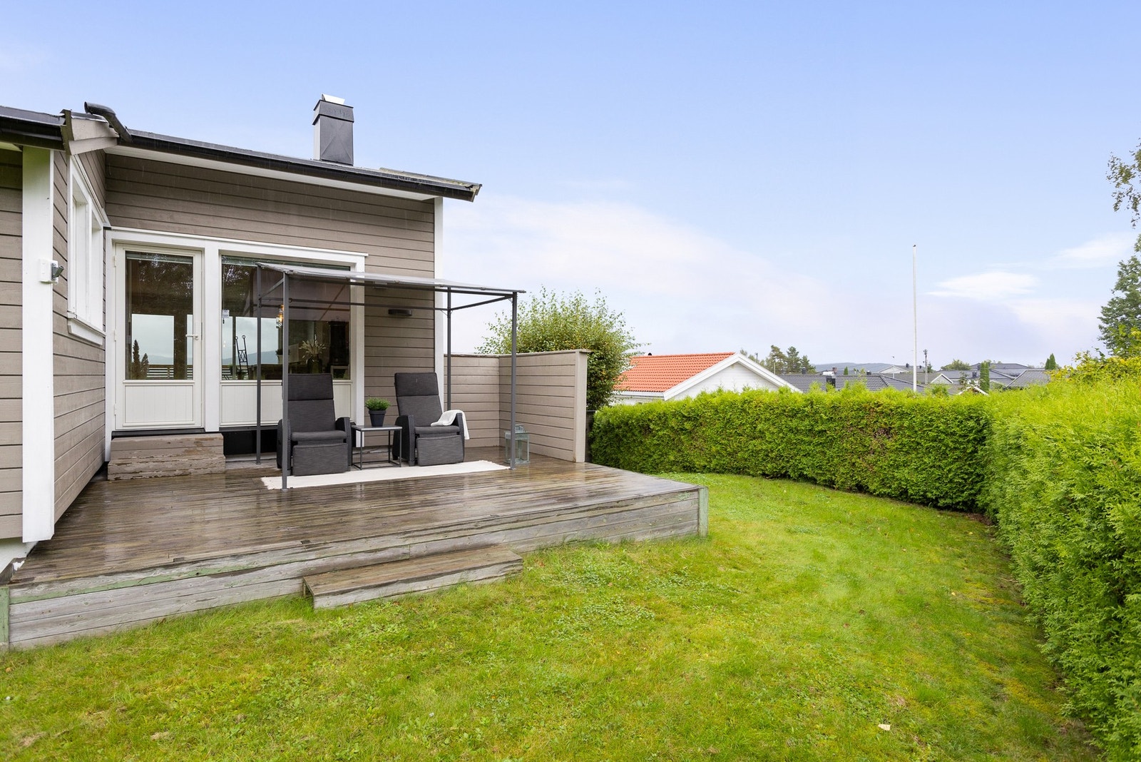 Deilig uteplasser på begge sider av boligen. Vendt mot friareal og usjenert Galleribilde