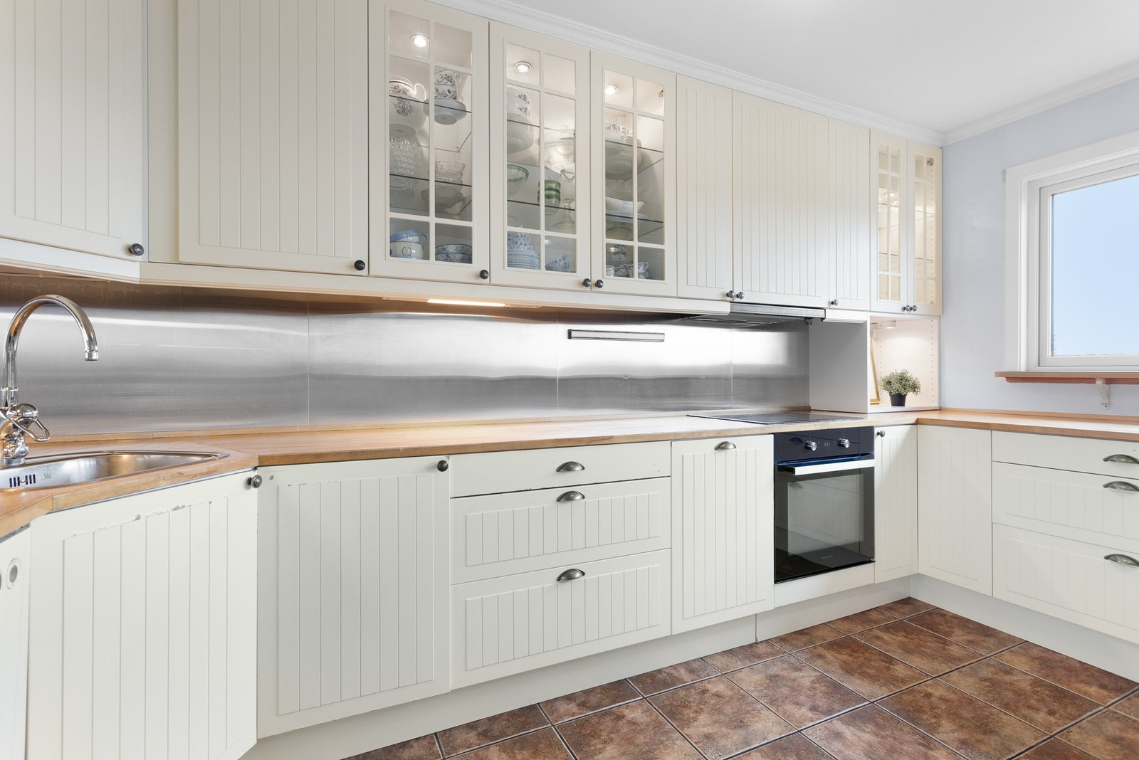 Ikea kjøkken. Godt med skap og benkeplass Galleribilde