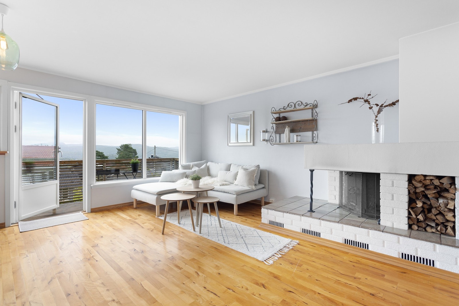 Stue som er romslig og har peis Galleribilde