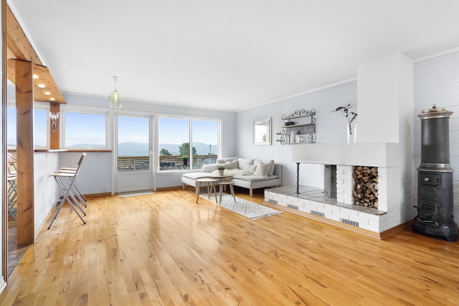 Stue med gode vindusflater som slipper inn masse lyst og flott utsikt Galleribilde