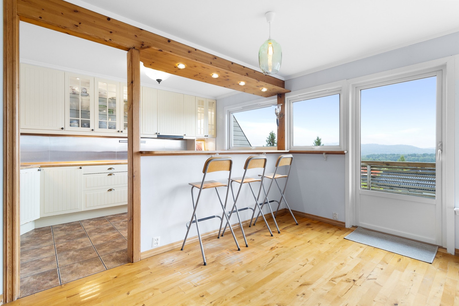 Kjøkken i delvis åpenløsning med stuen. Det nydelig utsikt fra disse rommene Galleribilde