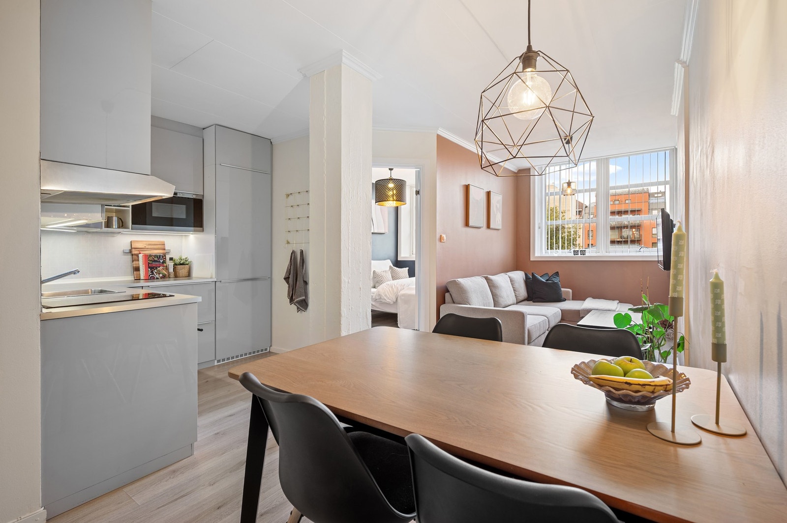 Stilren kjøkken- og spiseplass med praktisk tilknytning til stuen. Galleribilde
