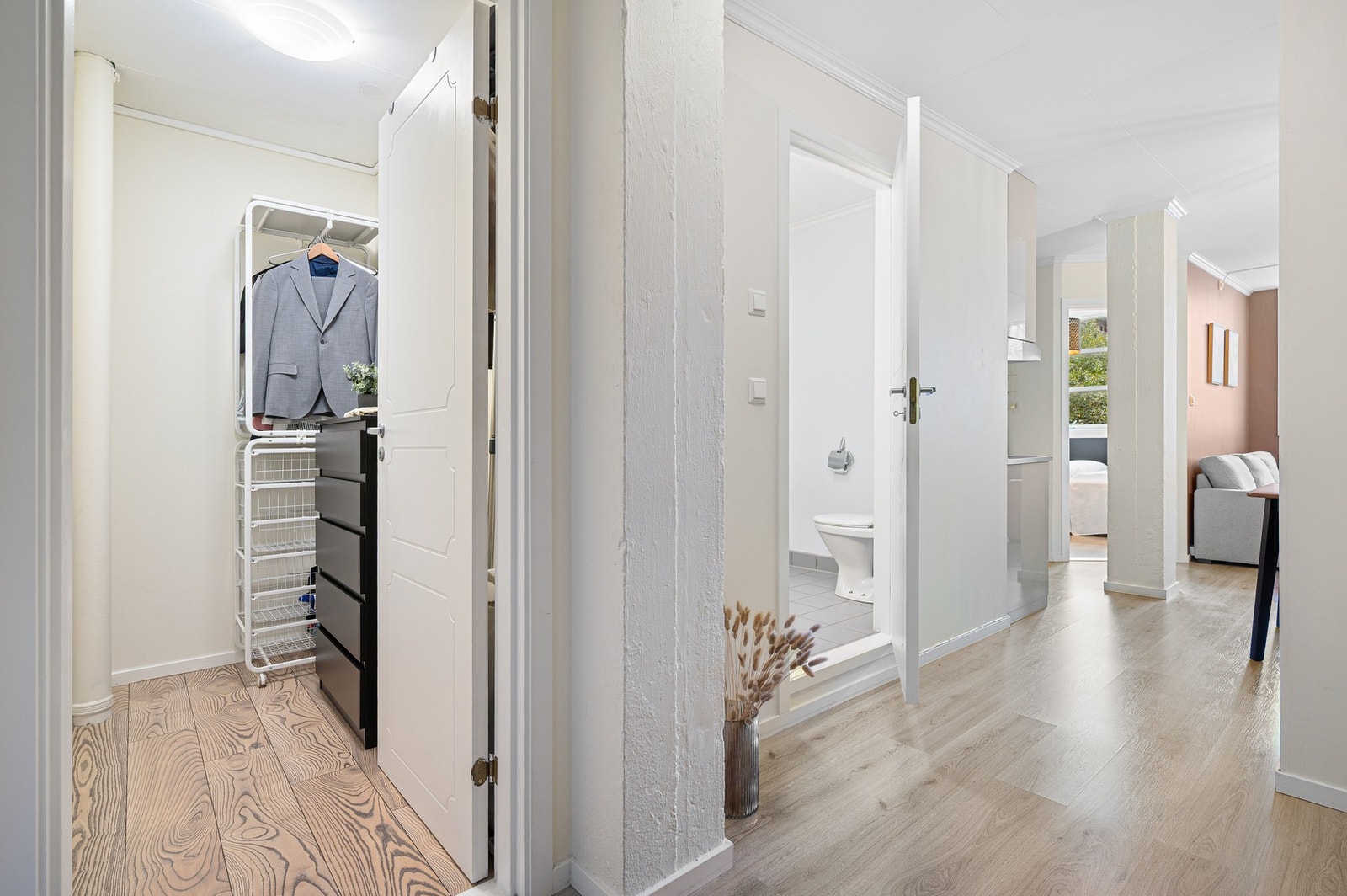 Praktisk bod/garderobe like ved entree. Galleribilde