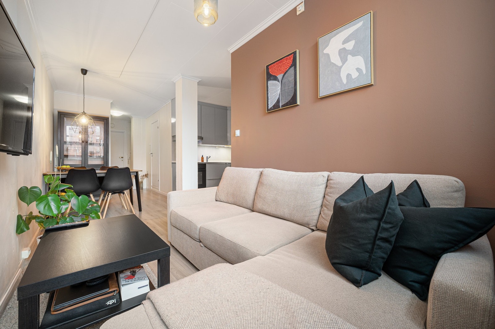 Åpen og sosial planløsning hvor stue og spiseplass flyter naturlig sammen. Galleribilde
