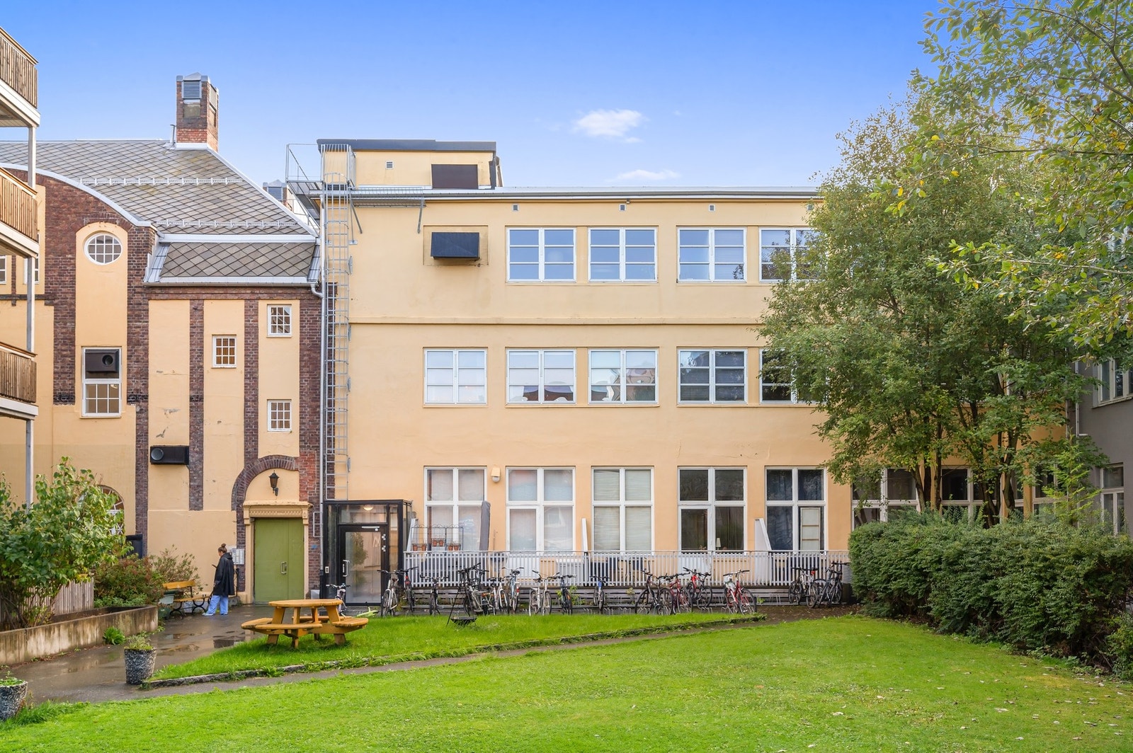 Leiligheten nås via en trivelig og usjenert bakgård. Galleribilde