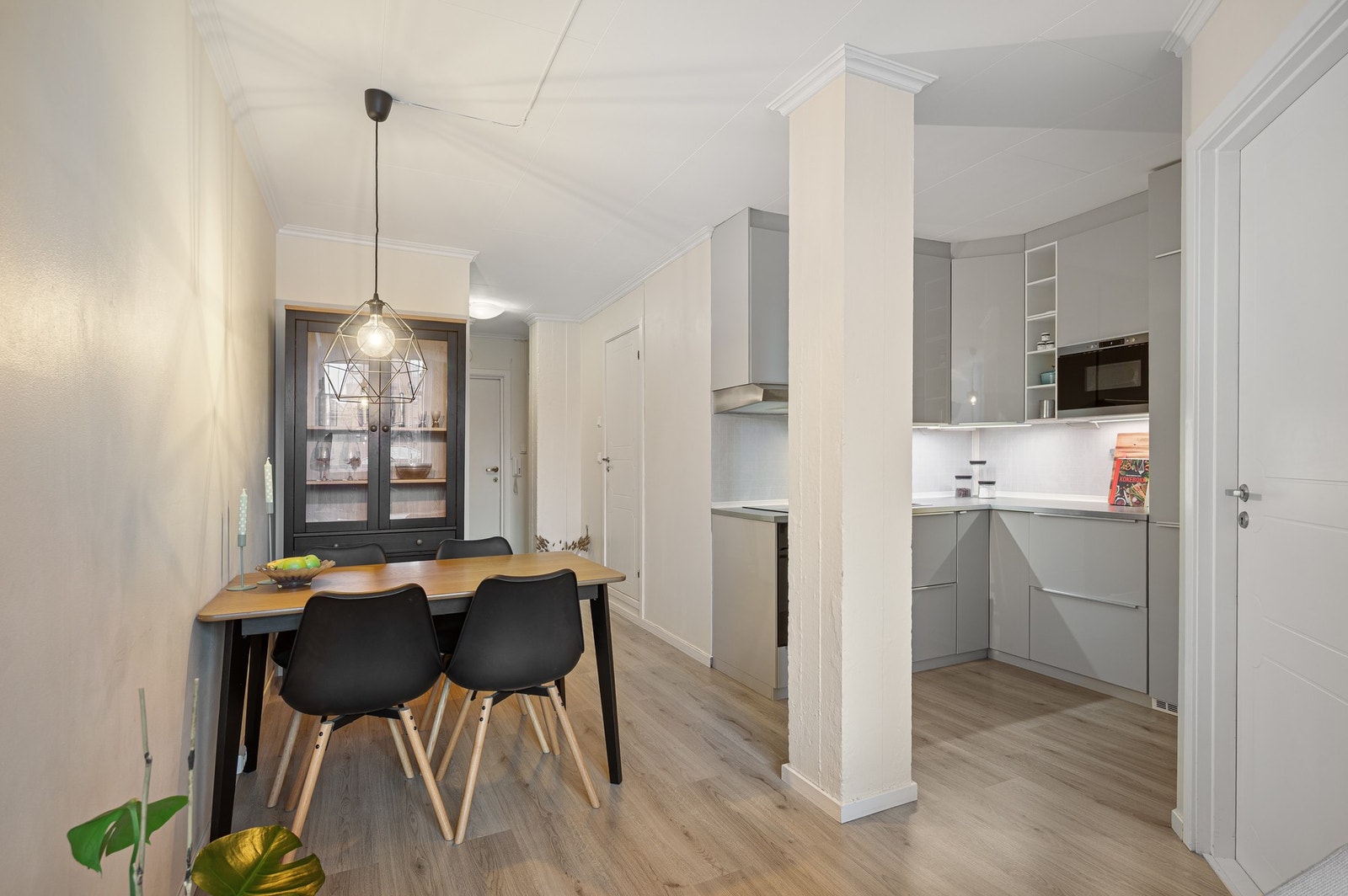 Laminatgulv og malte veggflater er oppgraderinger gjort i nyere tid, og gir rommet et moderne preg. Galleribilde