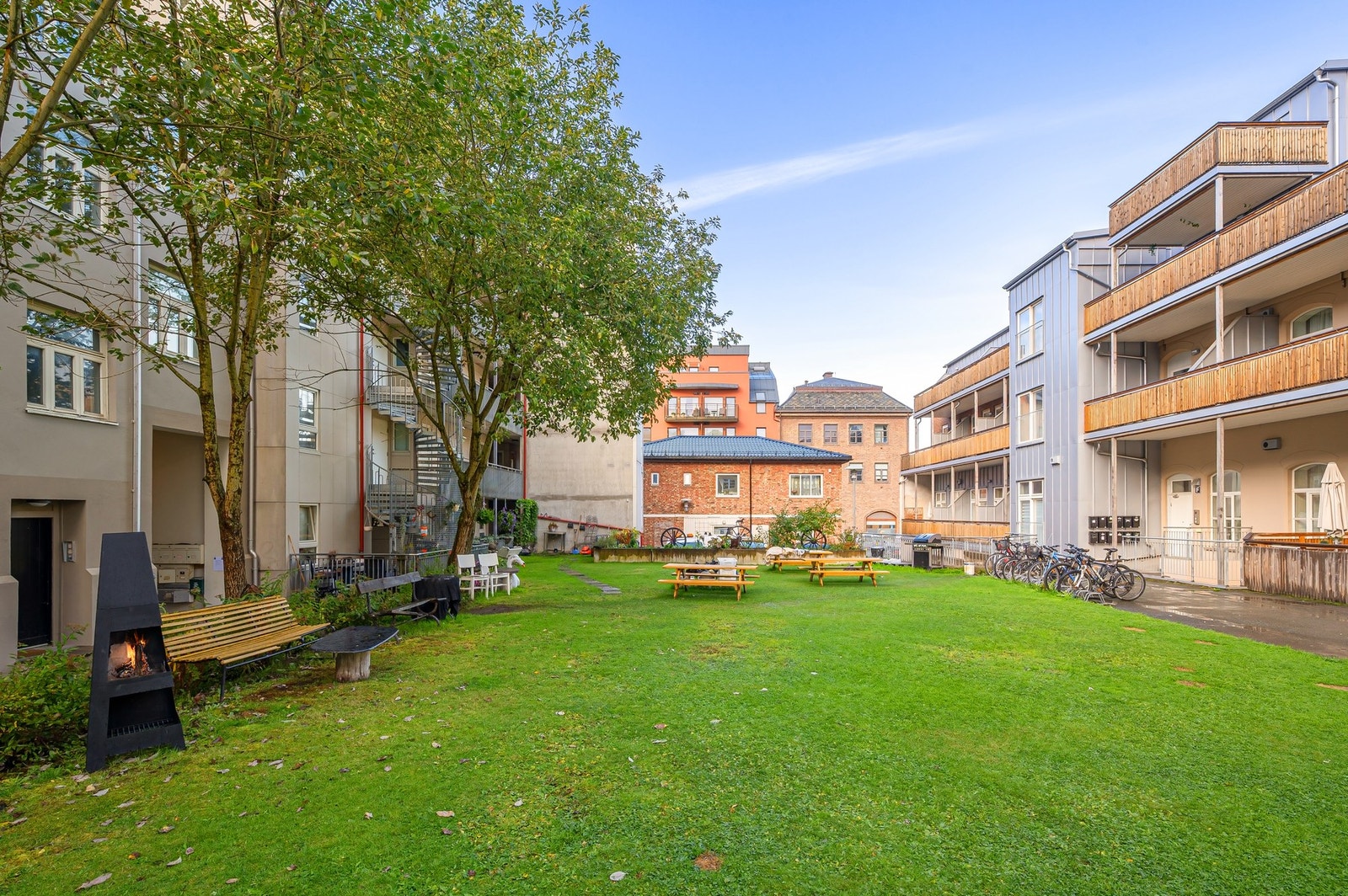 Felles grøntareal med sittegrupper. Galleribilde