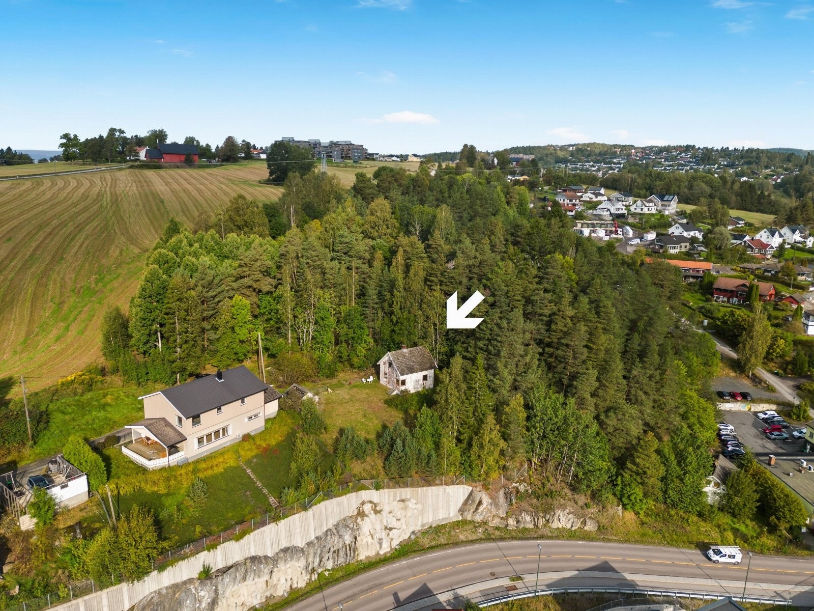 Fetsund sentrum tilbyr et variert utvalg av servicetilbud med dagligvarebutikker, apotek, kaféer og andre forretninger. Galleribilde