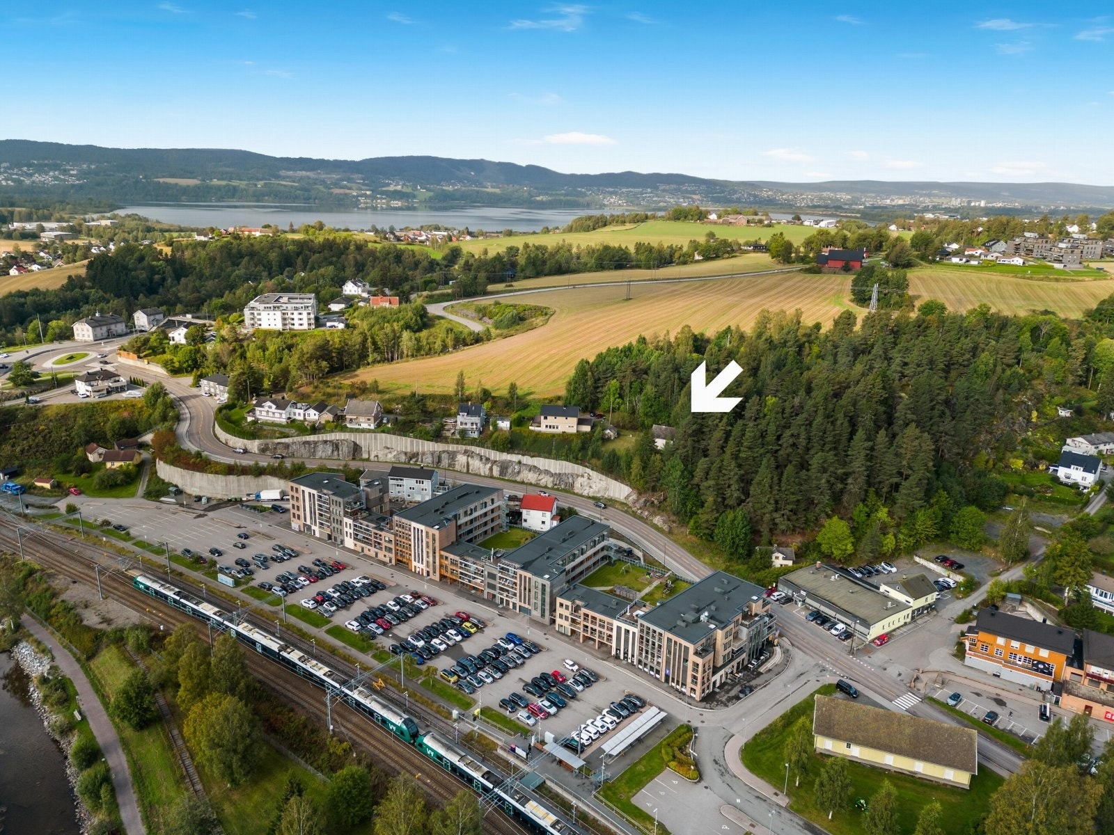 Her kan du kombinere et aktivt friluftsliv med det å bo sentralt og lettvint. Men, igjen, vær oppmerksom på at dette huset og denne eiendommen trenger mange timer med oppgradering og rehabilitering. Galleribilde