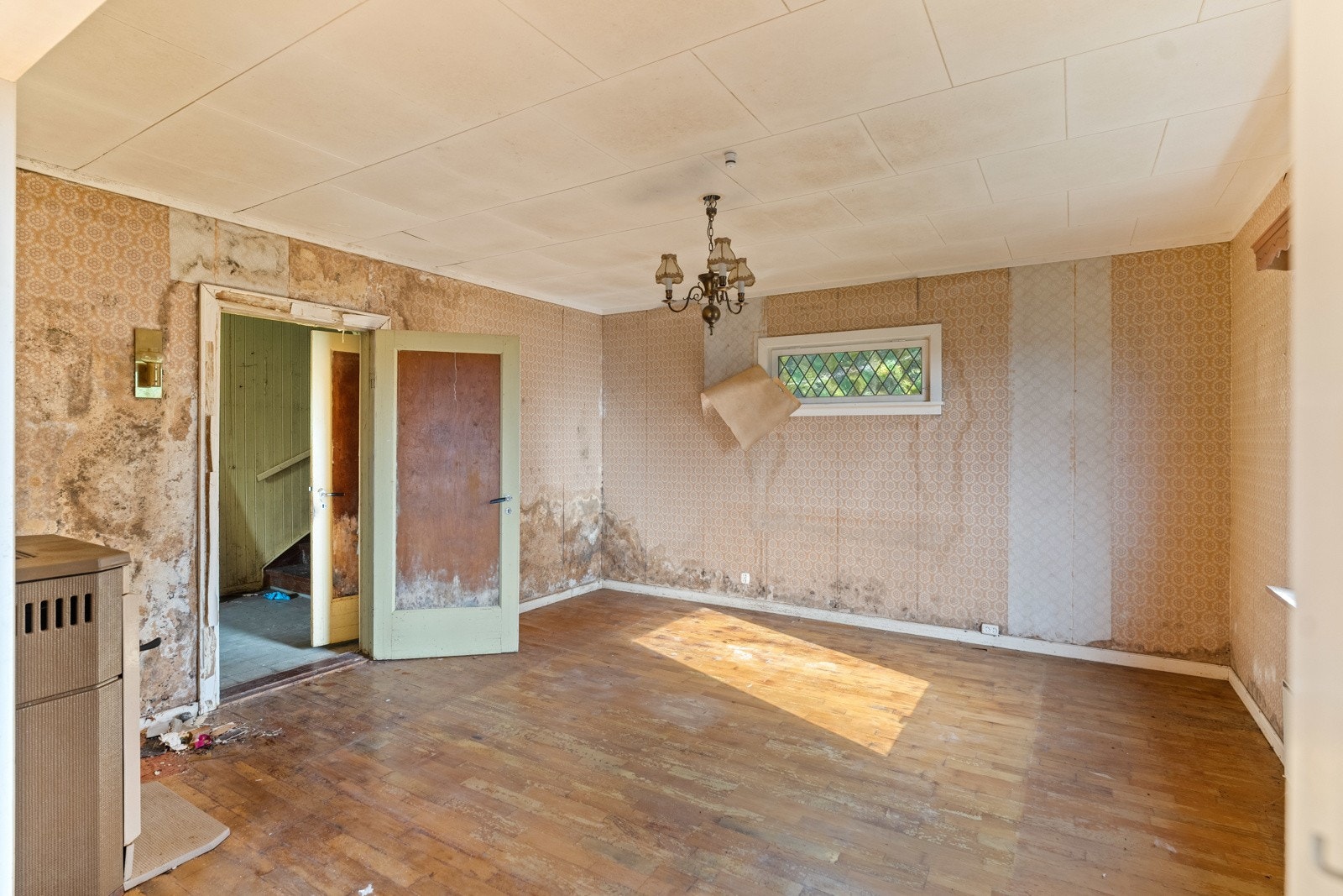 Stue. Det er vannskade i huset. Galleribilde