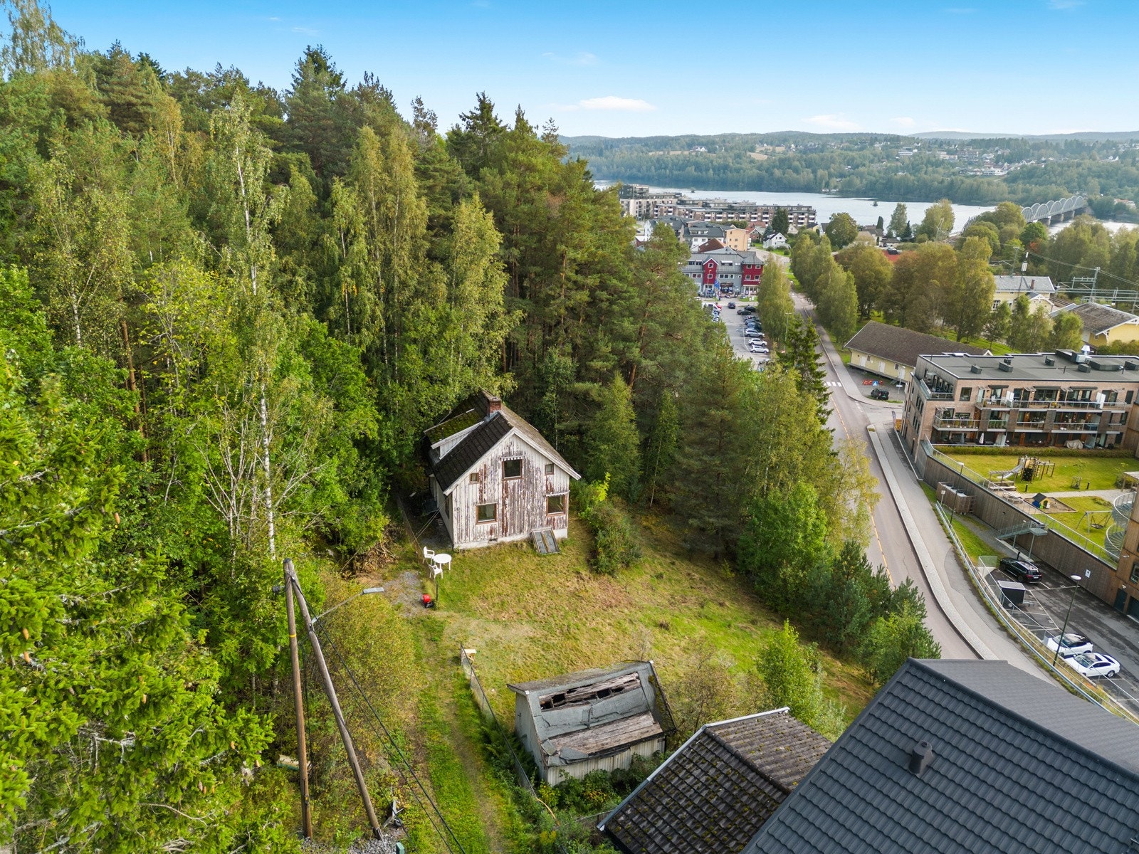 Fetsund sentrum og Fetsund stasjon ligger kun 750 meter unna boligen. Galleribilde