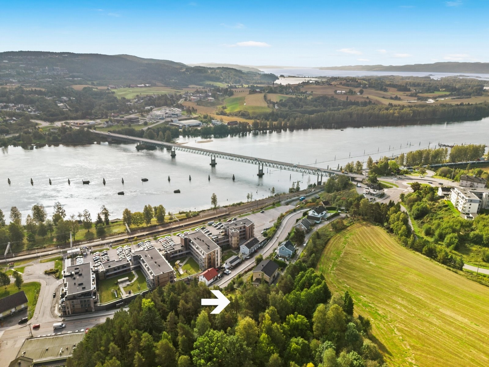 Nærheten til Glomma gir flotte turmuligheter langs elven, og Fetsund Lenser er et populært rekreasjonsområde med både kulturhistorie og vakker natur. Galleribilde