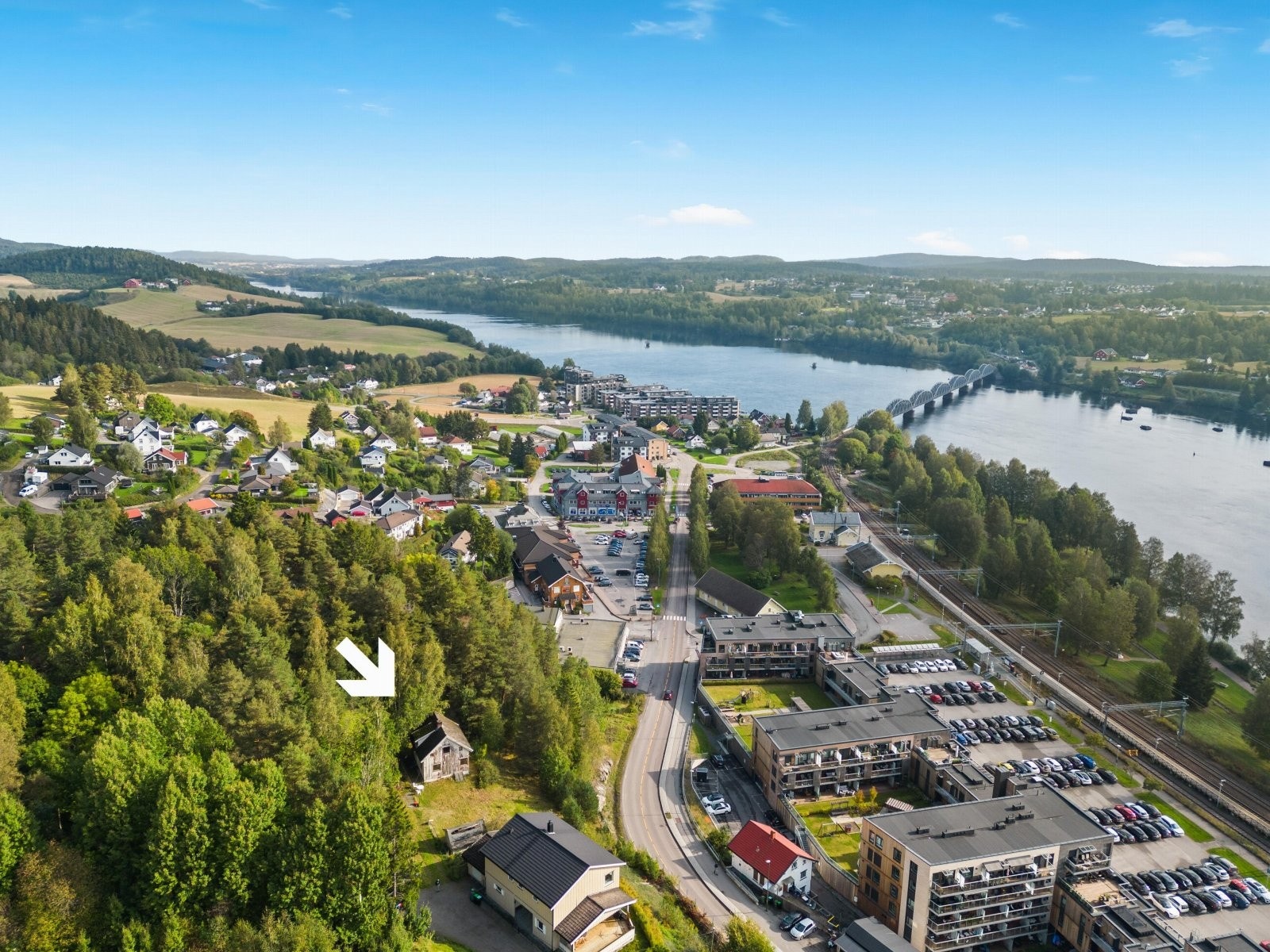 Togstasjonen ligger kun en kort spasertur unna (750 meter), og gir hyppige avganger til både Lillestrøm og Oslo - perfekt for deg som pendler. Galleribilde