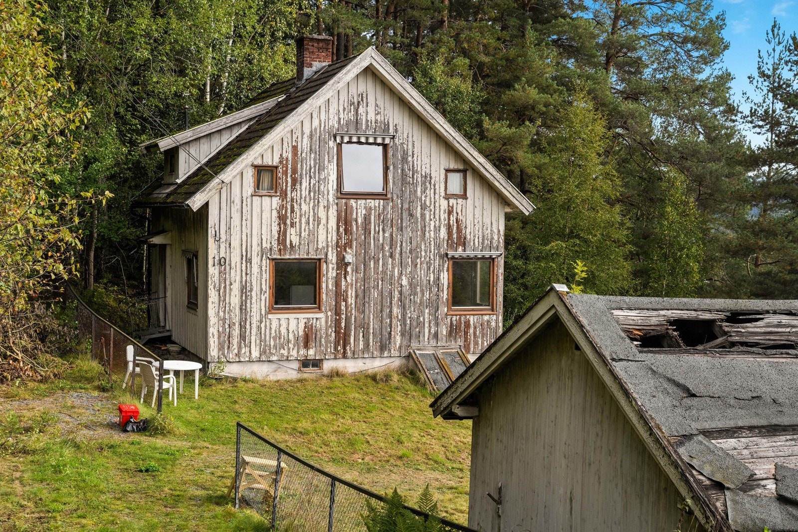 Her må alt gjøres. Det er vannlekkasje i huset og strøm er frakoblet. Galleribilde