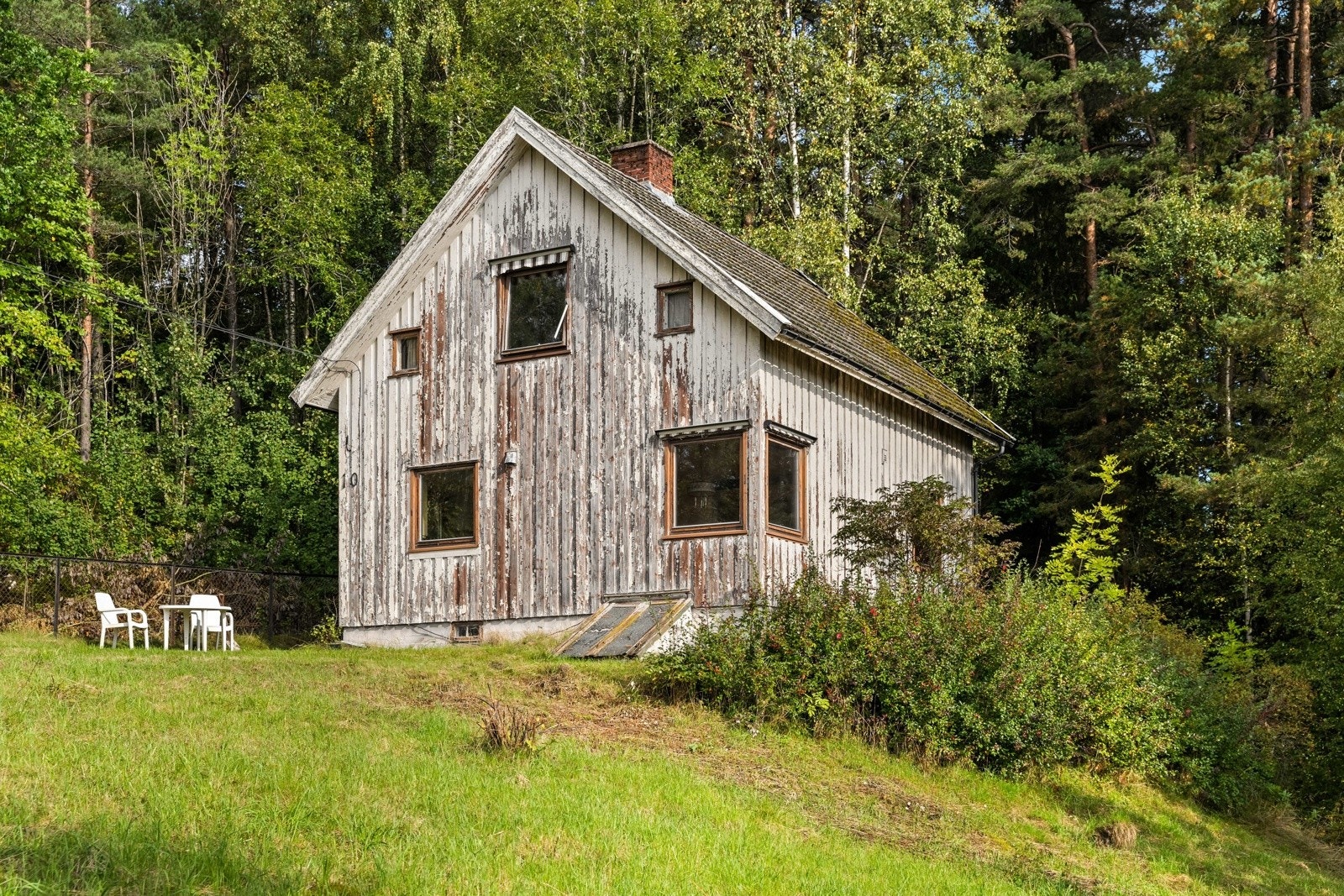 Eiendommen overtas som besiktiget uten ytterligere rydding/rengjøring innvendig og utvendig og evt. stell av hage/tomt. Galleribilde