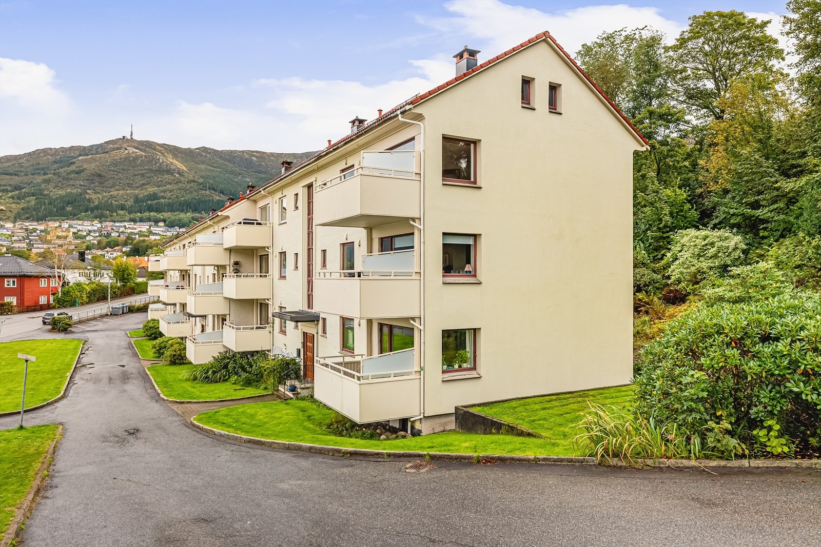 Leiligheten ligger i øverste boligetasje, 3.etasje og disponerer to boder i u-etasje på 3,2 kvm og 6,6 kvm samt en bod i loft-etasje på 2,8 kvm (gulvareal: 7 kvm). Galleribilde