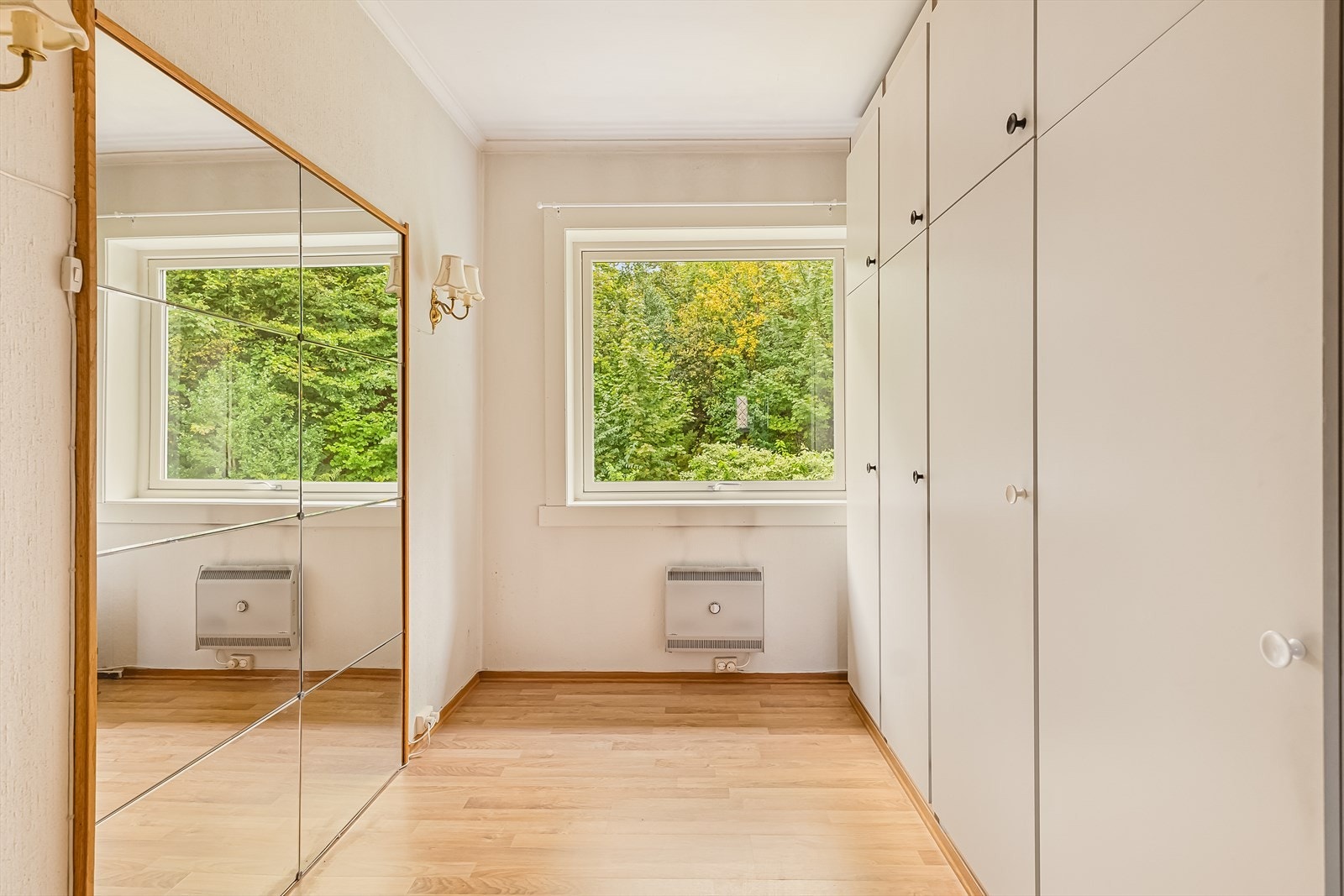 Leiligheten har opprinnelig to soverom, men planløsningen er tilpasset for å gi en romsligere entré/gang/hall. Galleribilde