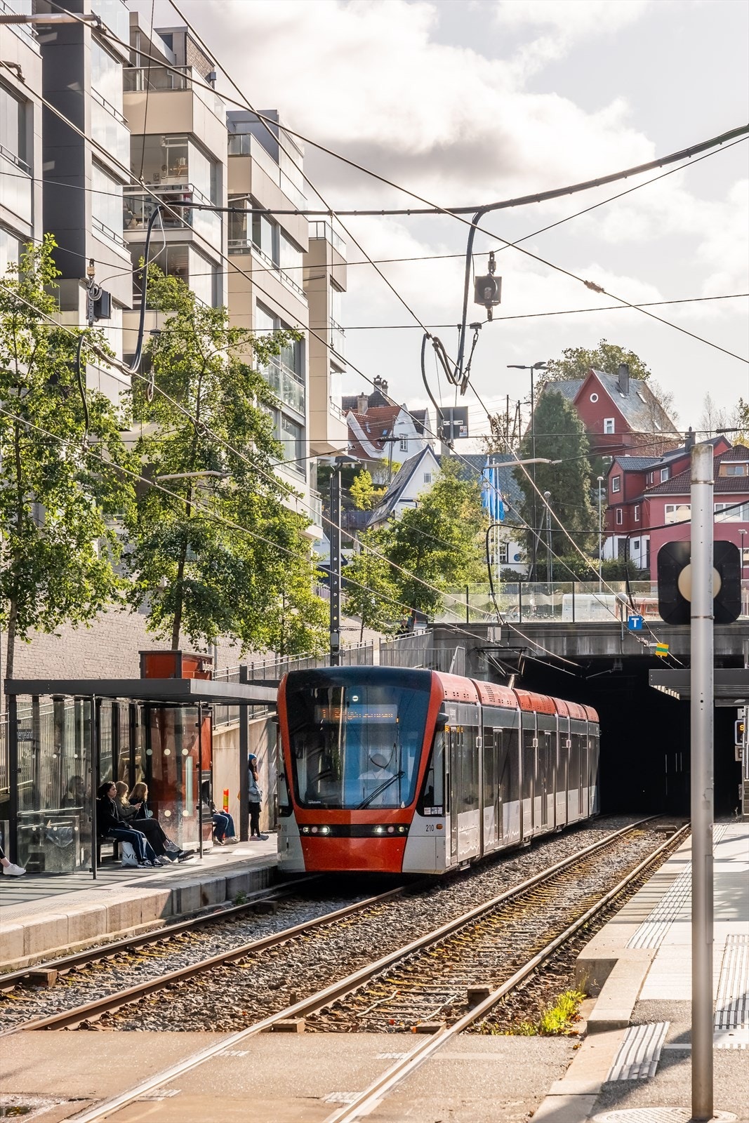 Bybanen har stoppesteder både på Wergeland og Sletten, kun få minutters gange unna. Herfra går det hyppige avganger til sentrum, Lagunen og helt ut til Flesland. Det finnes også flere bussruter i nærområdet, noe som gjør det enkelt å komme seg rundt. Galleribilde