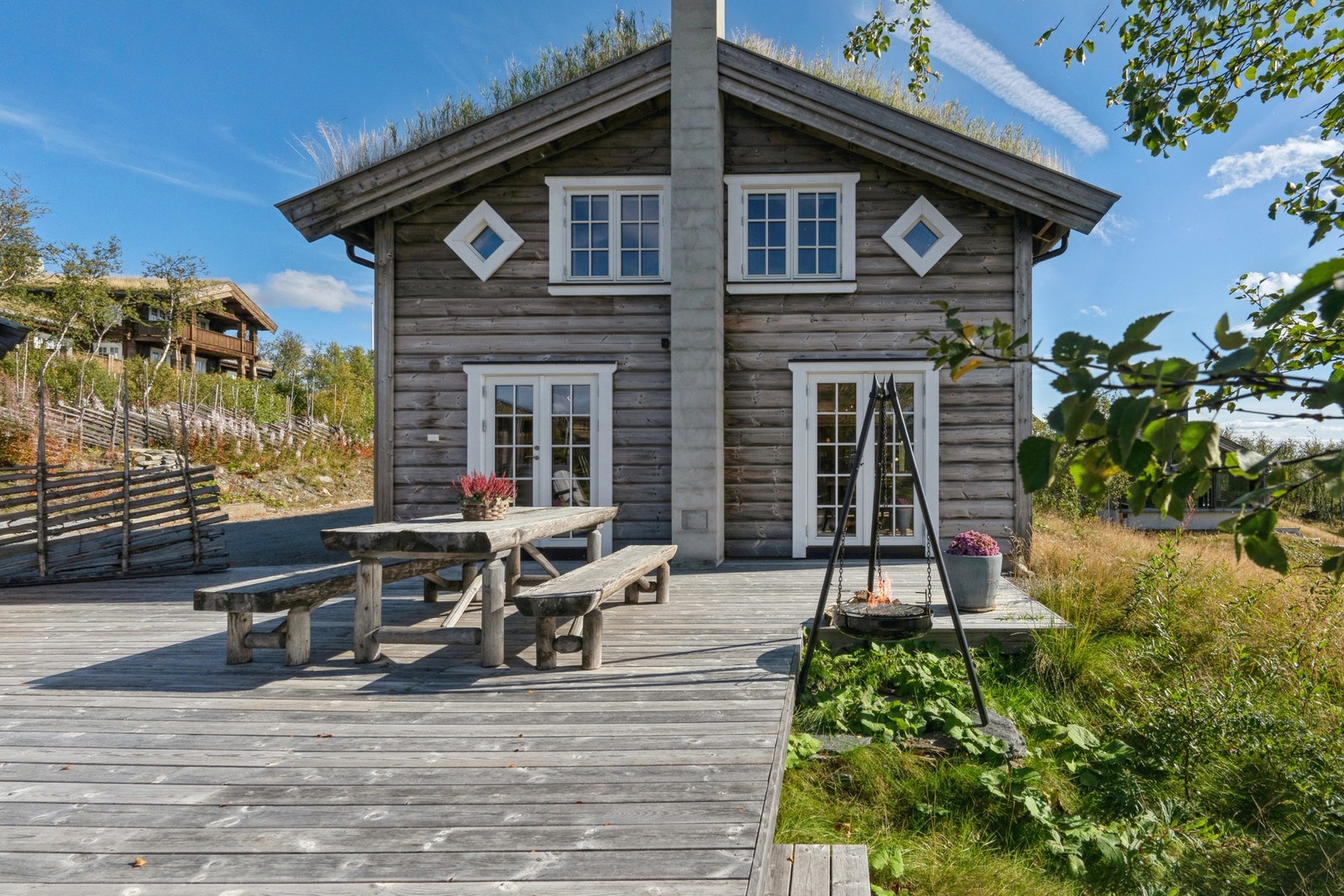 Terrassen har plass til sittegruppe og andre utemøbler Galleribilde
