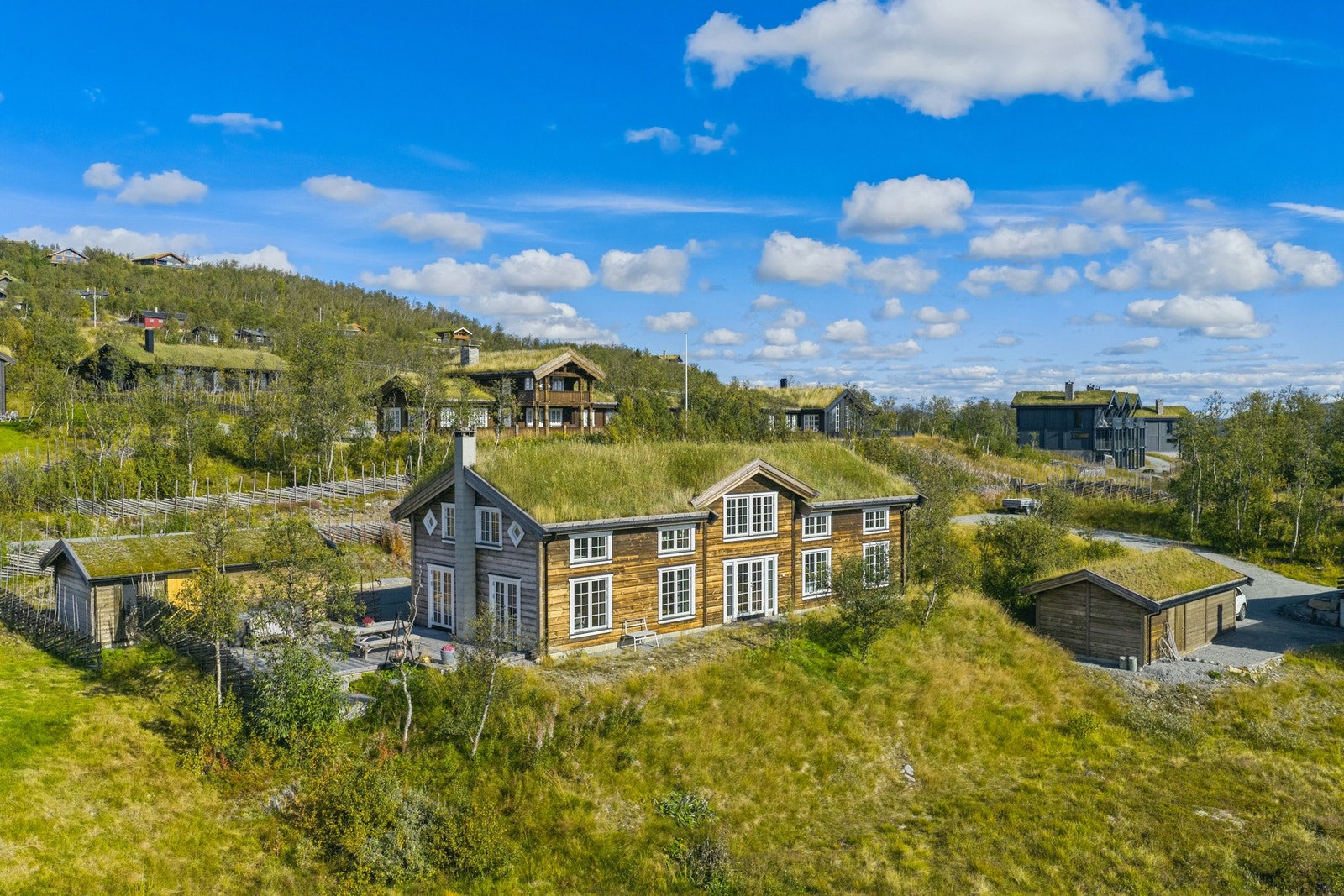 Hytta er oppført i 2015 og er over to etasjer med en funksjonell planløsning Galleribilde