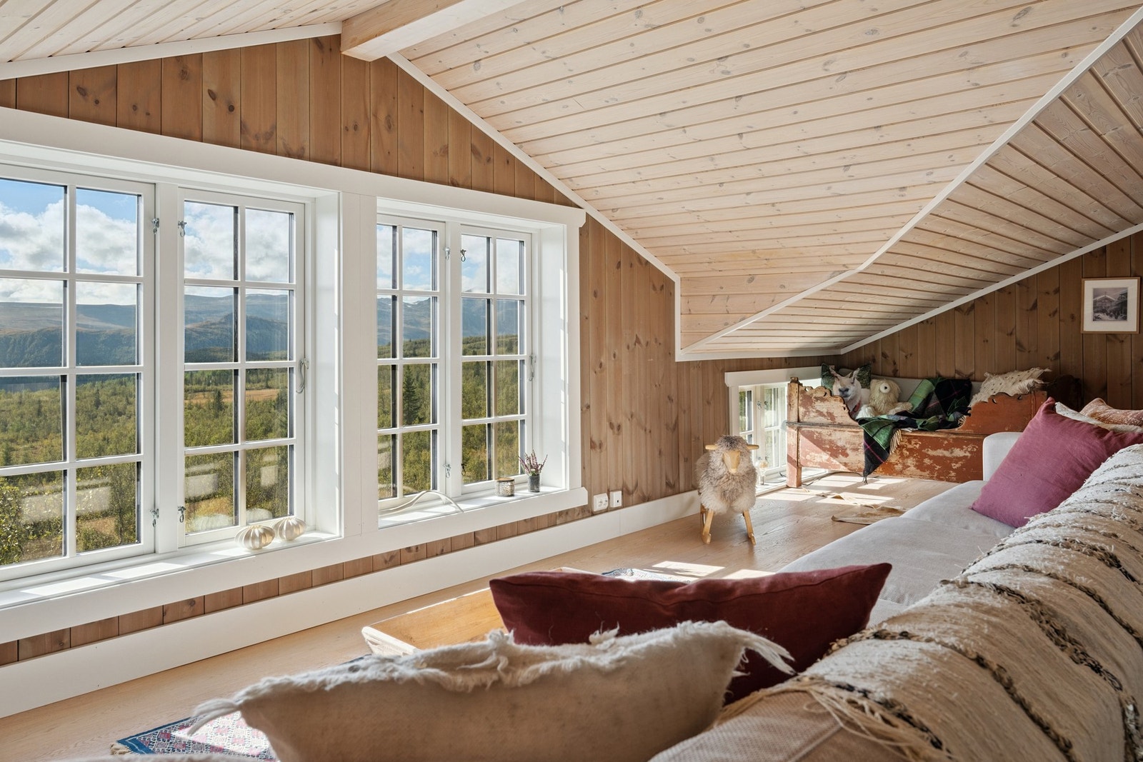 Stue oppe i andre etasje med store vindusflater som gir den flotte utsikten inn Galleribilde