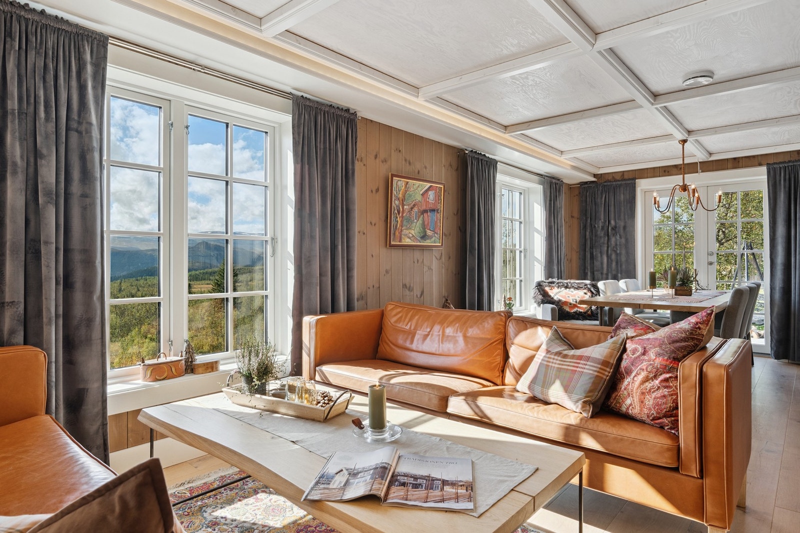 Fra både sofaen og spiseplassen kan man se utover den flotte utsikten Galleribilde