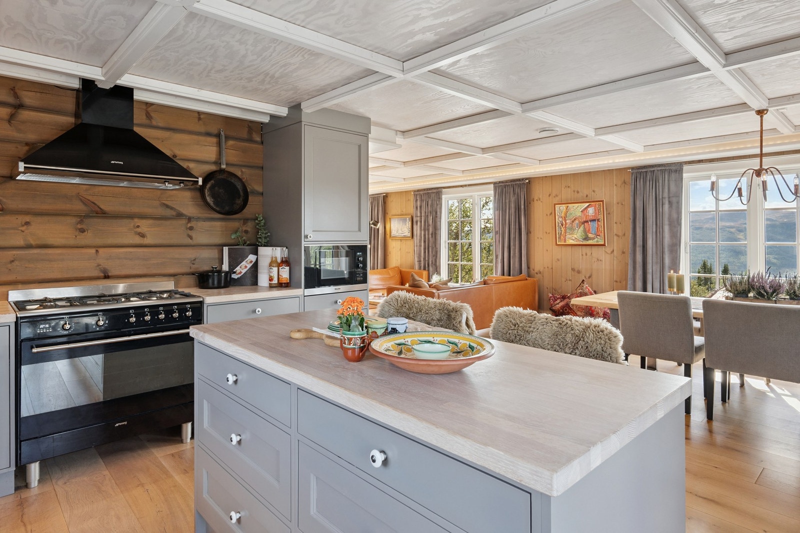 Her er det rikelig med skapplass, integrerte hvitevarer Galleribilde