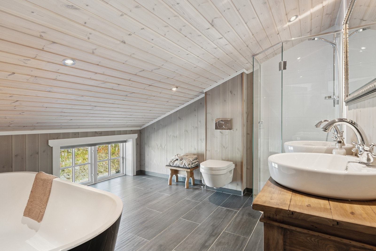 Stilige detaljer som gir en spafølelse inne på badene Galleribilde