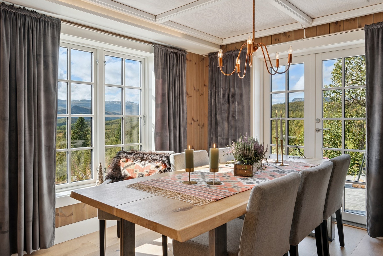 Spiseplassen ligger i tilknytning til både kjøkken og stue Galleribilde