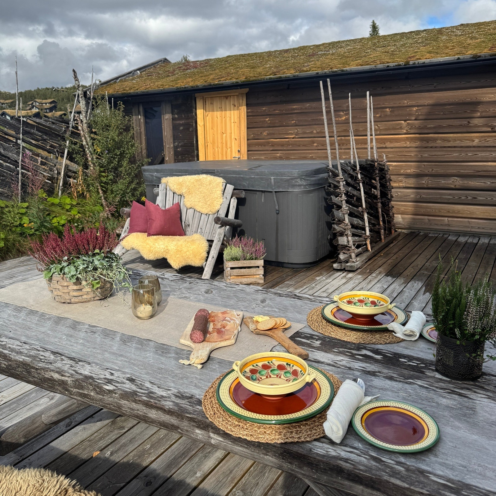 På terrassen er det et spabad av typen Vikingbad Corfu PearlShadow som kan brukes både til avslapning og sosiale sammenkomster - bilde fra selgers arkiv Galleribilde