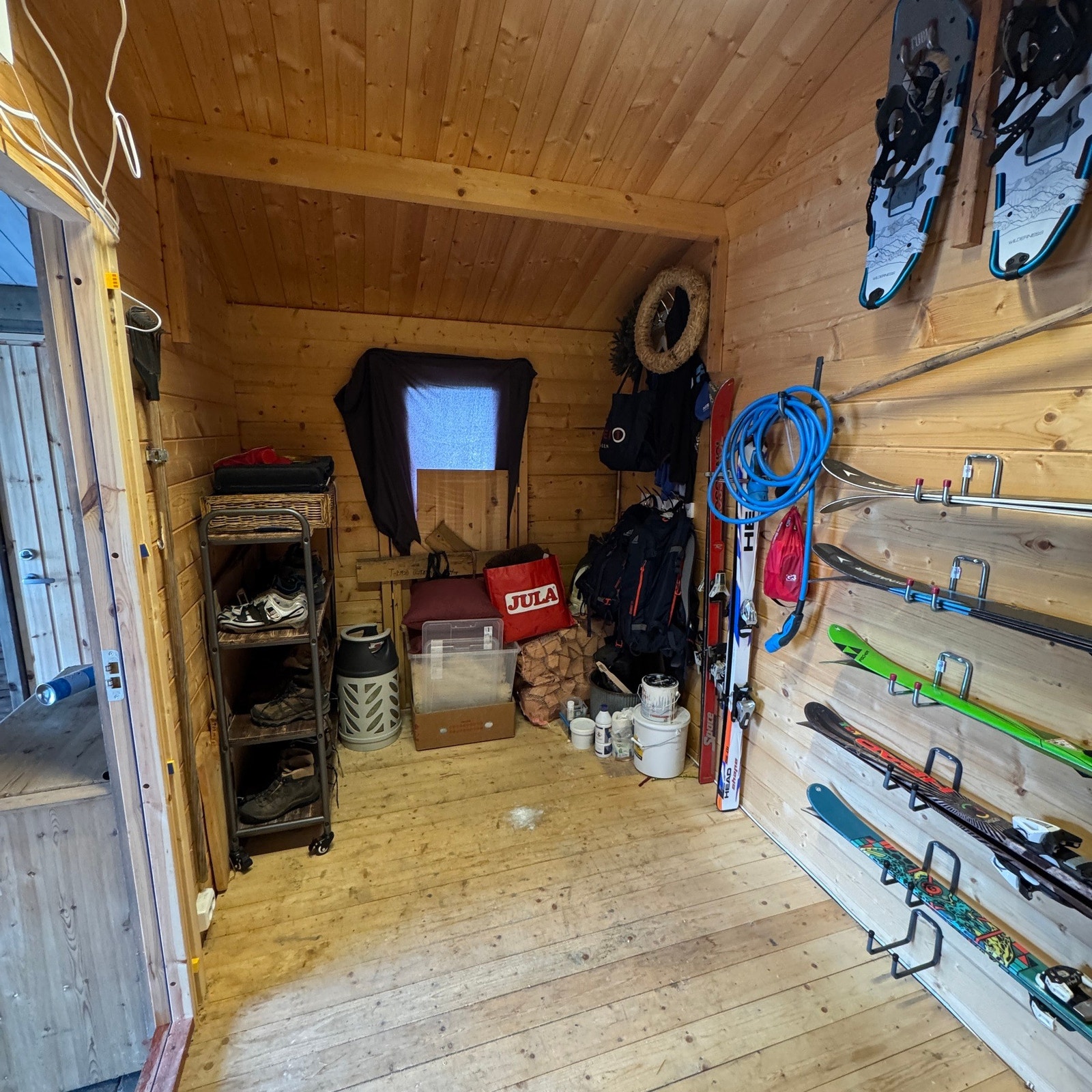 En bod i bakkant på carport samt en bod i bakkant på garasjen til nabo Galleribilde