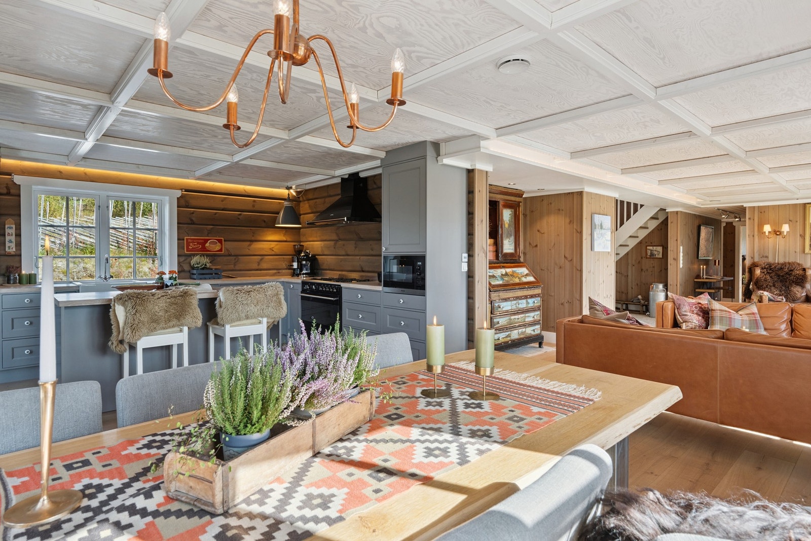 Kjøkkenet er et av hyttas høydepunkter - romslig, stilfullt og utstyrt med moderne fasiliteter Galleribilde