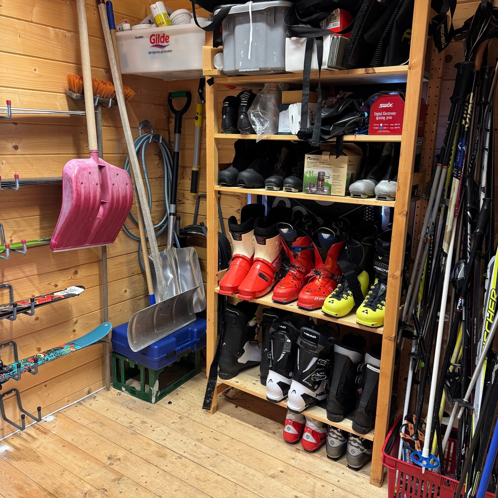 Praktiske hyller og oppheng Galleribilde