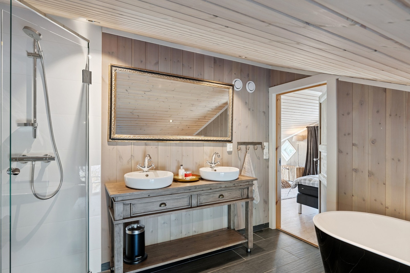 Utformet med moderne innredning, dusj, badekar og gjennomførte, stilrene detaljer Galleribilde