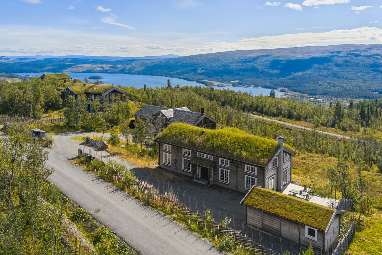 Utvendig har hytta liggende tømmerpanel, smårutete vinduer og torvtak, som gir et tradisjonspreget uttrykk Galleribilde