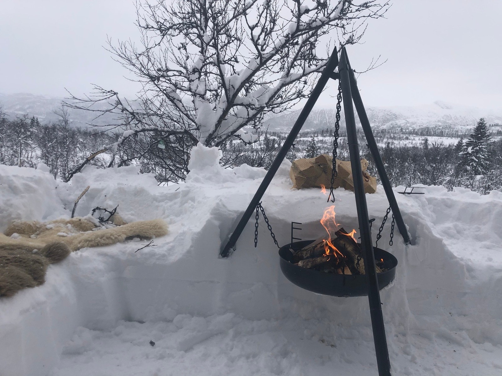 Samle familien rundt bålpanna vinterstid også - bilde fra selgers arkiv Galleribilde
