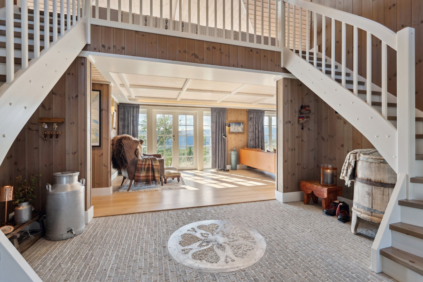 I hyttens første etasje kommer man inn i en entré som utståler en varm, rustikk og innbydende atmosfære. Gulvet er steinbelagt med et dekorativt element med Valdresrose som setter et særpreg på rommet Galleribilde