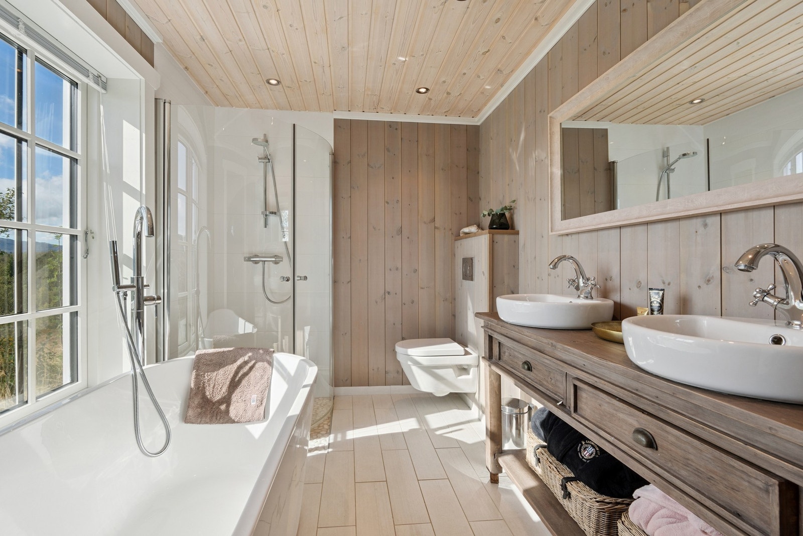 Hytta har 4 flotte bad, to i hver etasje Galleribilde