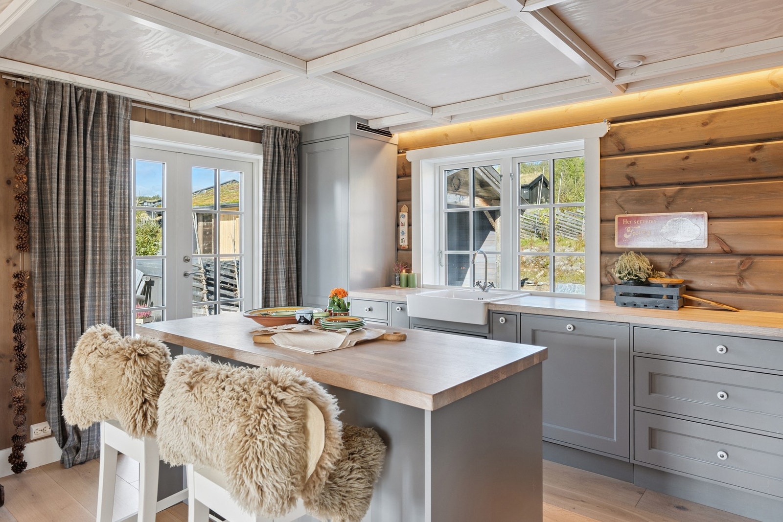 Hyggelig sitteplass ved kjøkkenøya Galleribilde