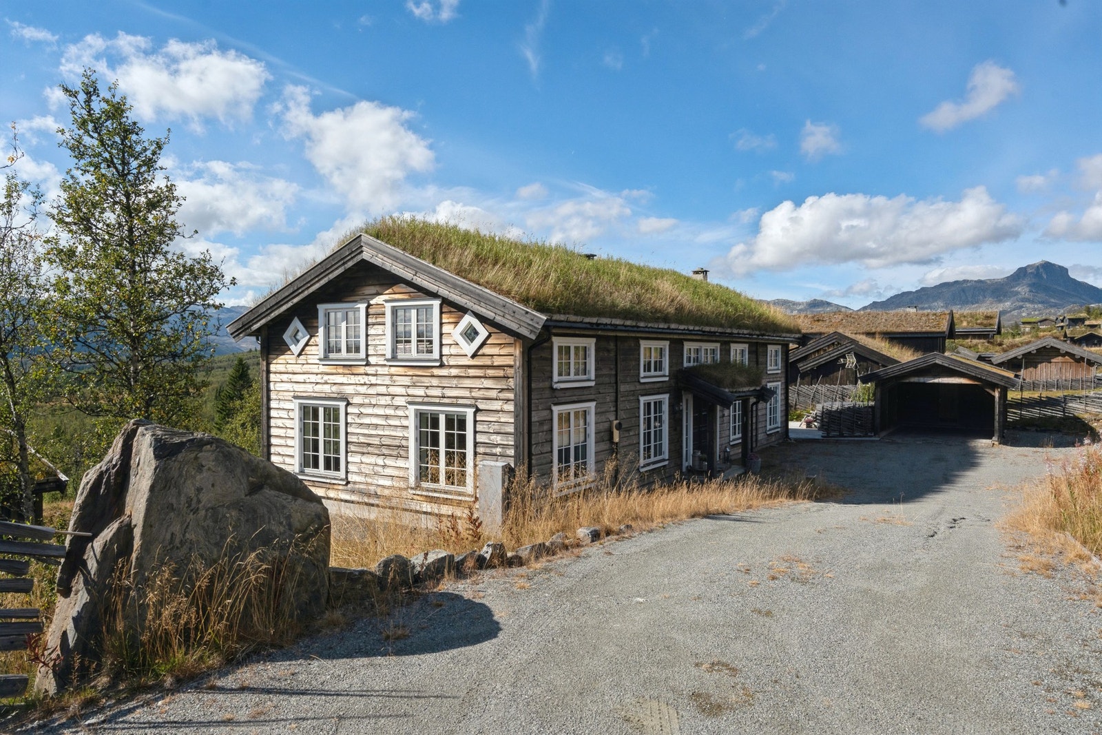 Parkering til en biloppstillingsplass i carport samt god plass til parkering på egen tomt Galleribilde