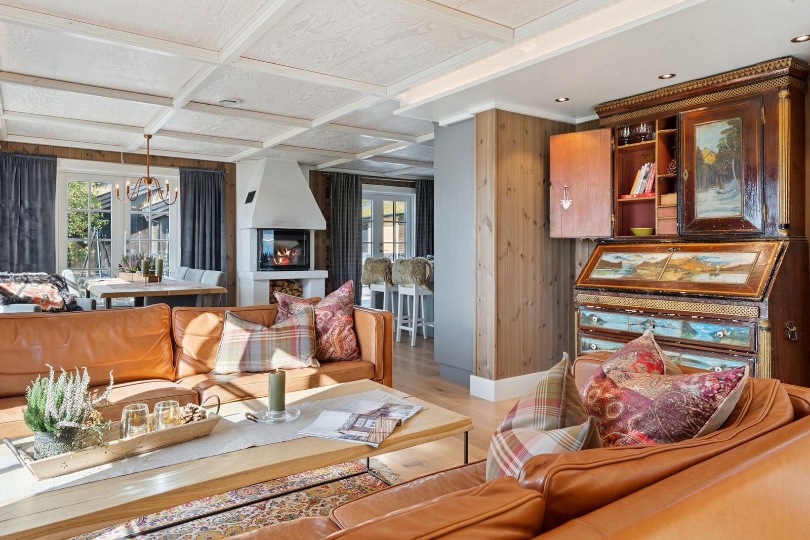 Stuen er et samlingspunkt med en lun atmosfære - åpen og inkluderende som gjør det enkelt å samle familie og venner Galleribilde